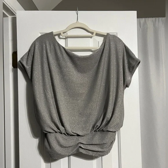 Metallic Short Sleeve Ruched Banded Bottom Tee - Picture 5 of 5